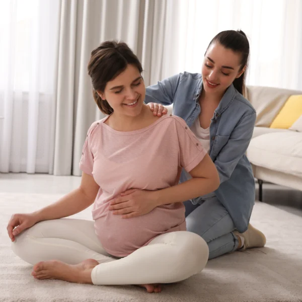 Doula acompañando a una mujer embarazada