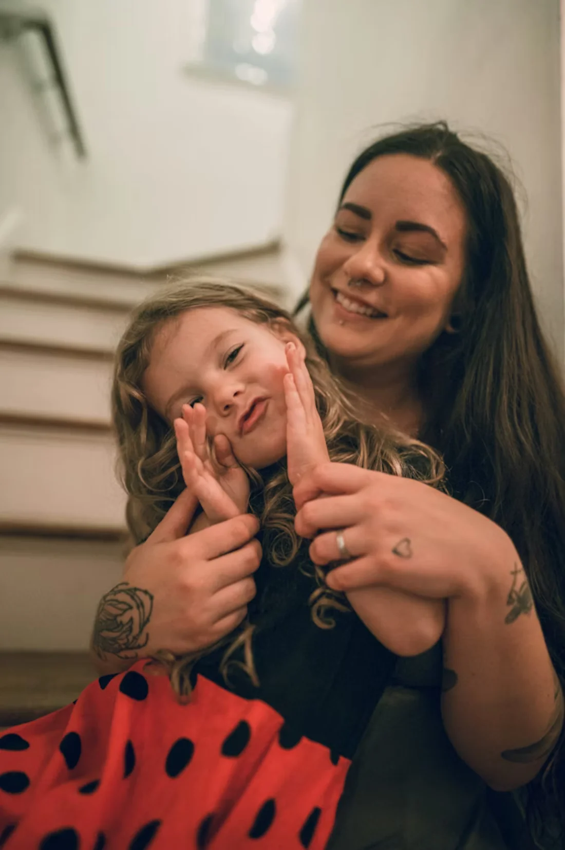 Madre con su hija pequeña en un momento de cariño